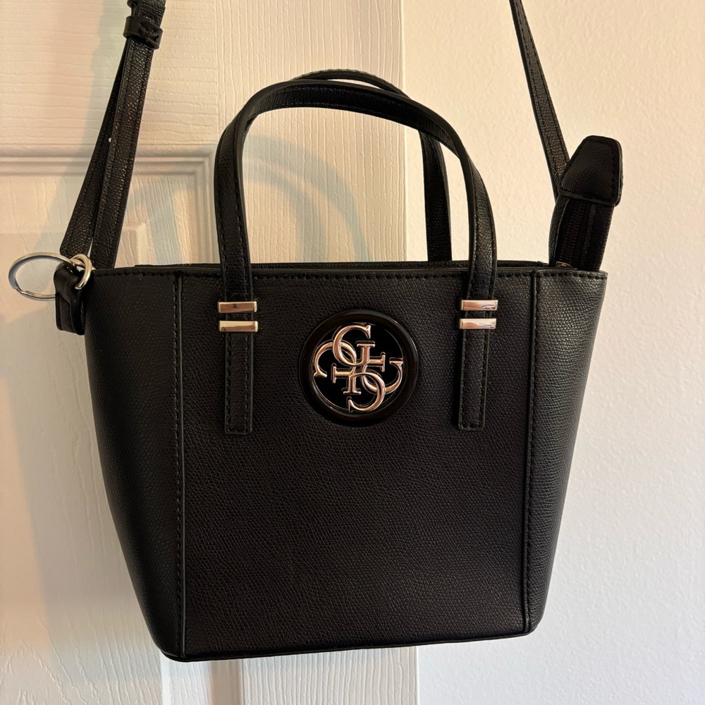 EUC 👜 GUESS purse with zipper